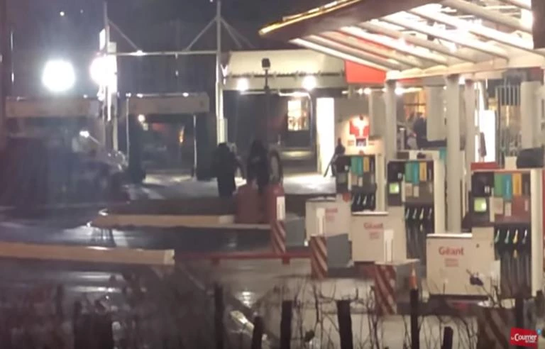 Συναγερμός στη Γαλλία: Άνδρας απειλεί να απασφαλίσει χειροβομβίδα -Ζητά να δει τον Μακρόν